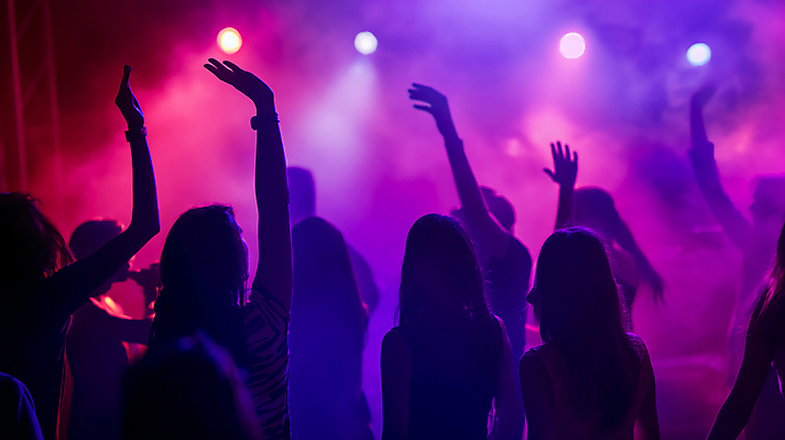 JPG 편집이미지 여자 남자 실루엣 분홍색 조명 여러명 상반신 성인 파티 손들기 보라색 어둠 춤 군중 즐거움 클럽 보케 네온 성인만 편집실사 AI인물포토 AI콘텐츠 감정 컬러 다수 모션 문화예술 촬영기법 사람 이벤트 CG 파일형식 AI포토