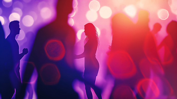 JPG 편집이미지 여자 남자 실루엣 조명 여러명 상반신 성인 빛 파티 보라색 어둠 춤 군중 즐거움 클럽 보케 네온 성인만 편집실사 AI컴퓨터그래픽 AI콘텐츠 감정 컬러 다수 문화예술 촬영기법 사람 이벤트 CG 파일형식