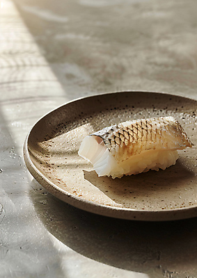 JPG 편집이미지 접시 그림자 사람없음 생선회 디지털합성 심플 도미초밥 미니멀 편집실사 AI포토 AI콘텐츠 식기 초밥 회 CG 파일형식