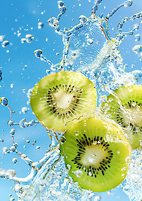 JPG 편집이미지 단면 키위 사람없음 물 물방울 신선 디지털합성 스플래쉬 편집실사 AI컴퓨터그래픽 AI콘텐츠 자연요소 과일 CG 파일형식