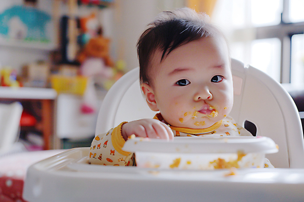 JPG 편집이미지 남자 건강 한명 상반신 앞모습 식사 아기 먹기 디지털합성 유기농 이유식 아기의자 의료성형뷰티 남자아기한명만 편집실사 AI인물포토 AI콘텐츠 1 웰빙 음식 뷰포인트 의자 모션 사람 CG 남자한명만 남자아기만 파일형식 AI포토