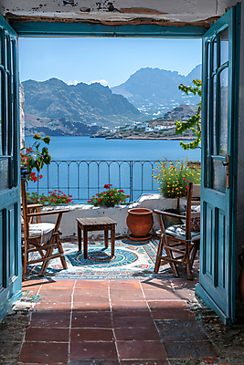 JPG 편집이미지 꽃 유럽 여행 난간 휴가 휴식 풍경 사람없음 문 카펫 발코니 항아리 디지털합성 나무의자 유럽여행 나무탁자 편집실사 AI포토 AI콘텐츠 식물 나라 해외여행 컨셉 의자 탁자 목재 도자기 CG 파일형식