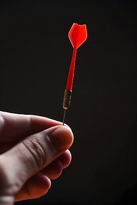 JPG 편집이미지 손 들기 신체부위 빨간색 잡기 다트 다트핀 편집실사 AI인물포토 AI콘텐츠 컬러 모션 사람 게임 CG 파일형식 AI포토