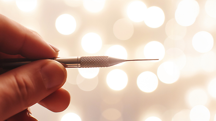 JPG 편집이미지 손 신체부위 빛 잡기 다트 보케 다트핀 편집실사 AI인물포토 AI콘텐츠 모션 사람 게임 CG 파일형식 AI포토