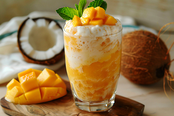 JPG 편집이미지 디저트 잔 사람없음 유행 민트 디지털합성 코코넛 망고 나무도마 편집실사 망고사고 AI포토 AI콘텐츠 식기 음식 과일 도마 목재 허브 CG 열대과일 파일형식 사고_디저트