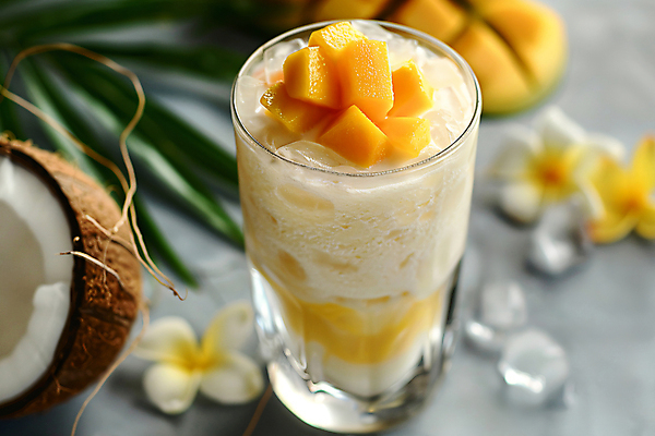 JPG 편집이미지 꽃 디저트 잔 사람없음 유행 얼음 디지털합성 코코넛 망고 야자수잎 편집실사 망고사고 AI포토 AI콘텐츠 자연요소 식물 식기 음식 잎 과일 CG 열대과일 파일형식 사고_디저트