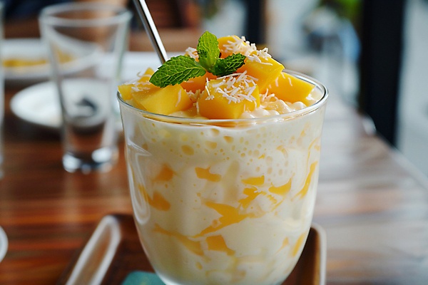 JPG 편집이미지 디저트 잔 사람없음 유행 민트 디지털합성 코코넛 망고 나무쟁반 편집실사 망고사고 AI포토 AI콘텐츠 식기 음식 과일 쟁반 목재 허브 CG 열대과일 파일형식 사고_디저트