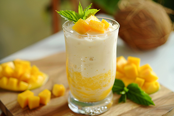 JPG 편집이미지 디저트 잔 사람없음 유행 민트 디지털합성 코코넛 망고 나무도마 편집실사 망고사고 AI포토 AI콘텐츠 식기 음식 과일 도마 목재 허브 CG 열대과일 파일형식 사고_디저트