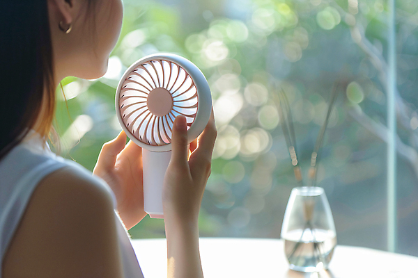 JPG 편집이미지 여자 한명 들기 성인 뒷모습 여름 전자제품 시원함 무선 디지털합성 성인여자한명만 손풍기 편집실사 AI인물포토 AI콘텐츠 1 계절 뷰포인트 모션 사람 선풍기 휴대용 CG 여자한명만 성인여자만 파일형식 AI포토