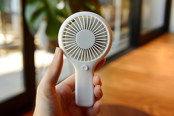 JPG 편집이미지 손 여자 실내 한명 들기 성인 신체부위 여름 전자제품 시원함 무선 디지털합성 성인여자한명만 손풍기 편집실사 AI인물포토 AI콘텐츠 1 계절 모션 사람 내부 선풍기 휴대용 CG 여자한명만 성인여자만 파일형식 AI포토