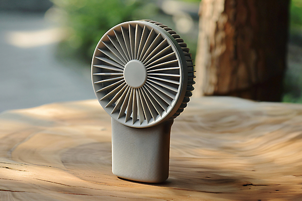 JPG 편집이미지 그림자 사람없음 야외 여름 전자제품 시원함 무선 디지털합성 나무책상 손풍기 편집실사 AI포토 AI콘텐츠 계절 목재 선풍기 휴대용 책상 CG 파일형식