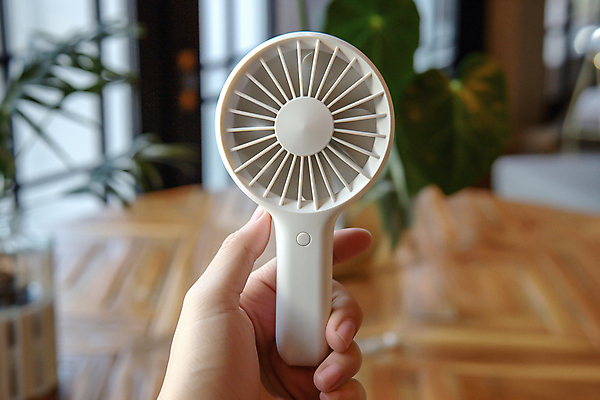 JPG 편집이미지 손 여자 실내 한명 들기 성인 신체부위 여름 전자제품 시원함 무선 디지털합성 성인여자한명만 손풍기 편집실사 AI인물포토 AI콘텐츠 1 계절 모션 사람 내부 선풍기 휴대용 CG 여자한명만 성인여자만 파일형식 AI포토