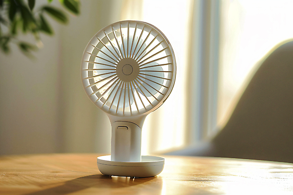 JPG 편집이미지 실내 사람없음 여름 전자제품 시원함 무선 디지털합성 충전 나무책상 손풍기 편집실사 AI포토 AI콘텐츠 계절 내부 목재 선풍기 휴대용 책상 CG 파일형식