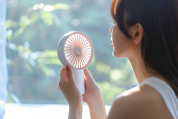 JPG 편집이미지 여자 한명 들기 상반신 성인 뒷모습 여름 전자제품 시원함 무선 디지털합성 성인여자한명만 손풍기 편집실사 AI인물포토 AI콘텐츠 1 계절 뷰포인트 모션 사람 선풍기 휴대용 CG 여자한명만 성인여자만 파일형식 AI포토