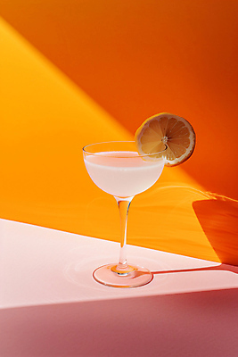 JPG 편집이미지 음료 오렌지 주류 그림자 사람없음 장식 알코올 칵테일 칵테일잔 편집실사 AI포토 AI콘텐츠 술잔 과일 CG 파일형식