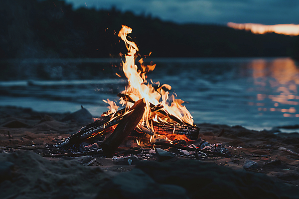JPG 편집이미지 여행 자연 휴식 사람없음 캠핑 물가 모닥불 캠핑장 디지털합성 편집실사 AI포토 AI콘텐츠 컨셉 불 레저 풍경 CG 생태계 파일형식