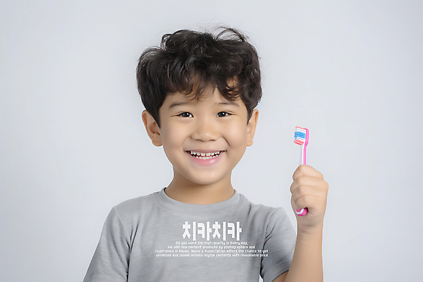 PSD 편집이미지 손 남자 어린이 한명 미소 들기 소년 양치 칫솔 치아건강 의료성형뷰티 소년한명만 이미지편집 편집실사 1 모션 표정 건강 사람 신체부위 위생용품 청결 CG 남자한명만 소년만 파일형식