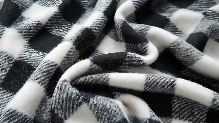 JPG 편집이미지 디자인 사람없음 포근함 담요 질감 체크무늬 구김 텍스타일 패브릭 편집소스 편집실사 AI포토 AI콘텐츠 무늬 모션 직물 감각 공예 CG 파일형식