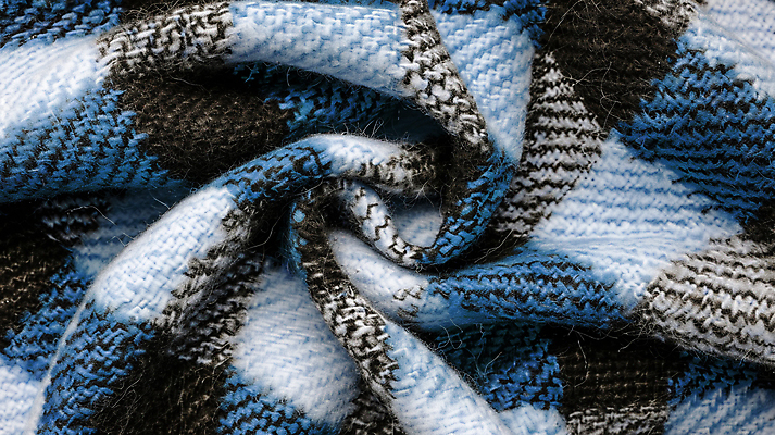 JPG 편집이미지 디자인 사람없음 파란색 포근함 담요 질감 체크무늬 구김 텍스타일 패브릭 편집소스 편집실사 AI포토 AI콘텐츠 컬러 무늬 모션 직물 감각 공예 CG 파일형식