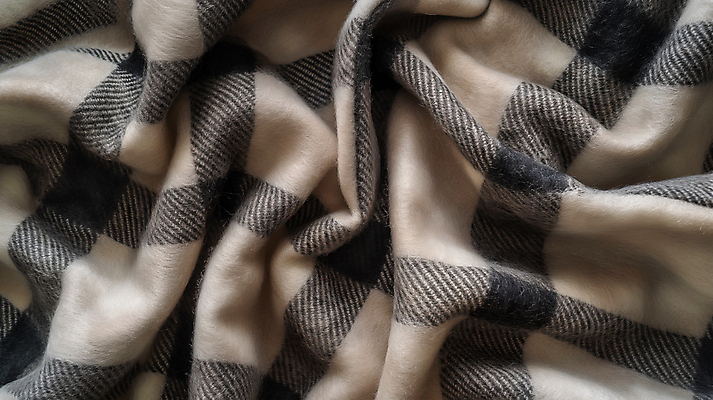 JPG 편집이미지 디자인 사람없음 포근함 담요 질감 체크무늬 구김 텍스타일 패브릭 편집소스 편집실사 AI포토 AI콘텐츠 무늬 모션 직물 감각 공예 CG 파일형식