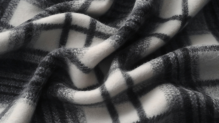 JPG 편집이미지 디자인 사람없음 포근함 담요 질감 체크무늬 구김 텍스타일 패브릭 편집소스 편집실사 AI포토 AI콘텐츠 무늬 모션 직물 감각 공예 CG 파일형식