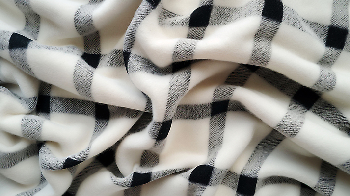 JPG 편집이미지 디자인 사람없음 포근함 담요 질감 체크무늬 구김 텍스타일 패브릭 편집소스 편집실사 AI포토 AI콘텐츠 무늬 모션 직물 감각 공예 CG 파일형식