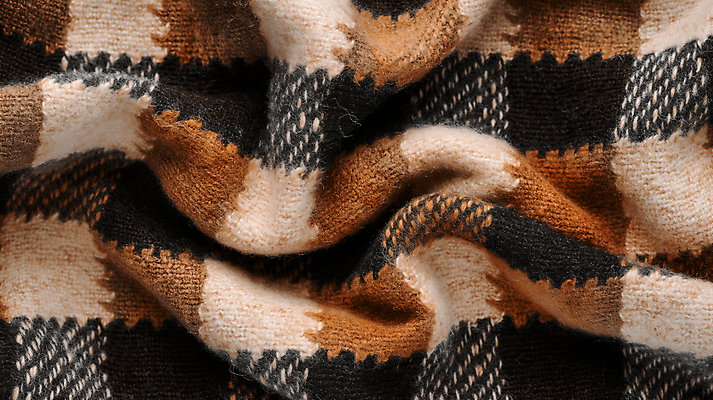 JPG 편집이미지 디자인 사람없음 갈색 포근함 담요 질감 체크무늬 구김 텍스타일 패브릭 편집소스 2025년 트렌드컬러 편집실사 모카무스 AI포토 AI콘텐츠 컬러 무늬 모션 직물 감각 공예 연도 CG 파일형식