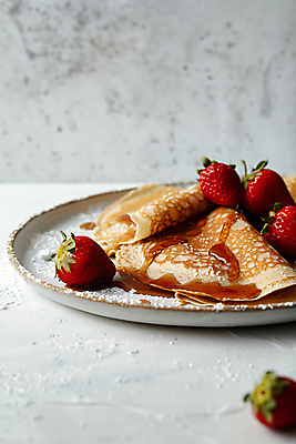 JPG 편집이미지 접시 식탁 딸기 사람없음 달콤 디지털합성 시럽 슈가파우더 크레페 편집실사 AI포토 AI콘텐츠 식기 과일 탁자 디저트 맛 CG 파일형식