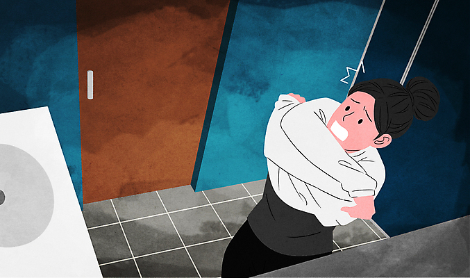 PSD 여자 일러스트 탈의 한명 상반신 성인 문 카메라 촬영 어둠 놀람 범죄 무서움 세면대 화장실 공포 탈의실 도촬 몰래카메라 성인여자한명만 불법촬영 국내일러스트 1 감정 표정 사람 전자제품 여자한명만 성인여자만 파일형식