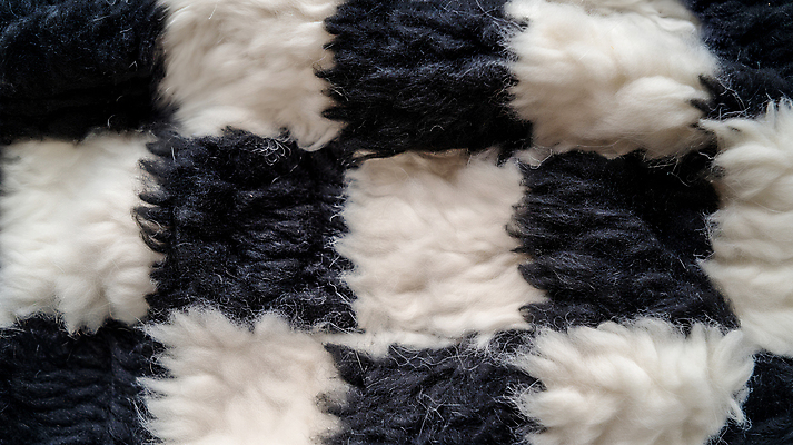 JPG 편집이미지 겨울 패턴 털 따뜻함 사람없음 포근함 남색 질감 체크무늬 편집실사 AI포토 AI콘텐츠 계절 컬러 무늬 감각 CG 파일형식