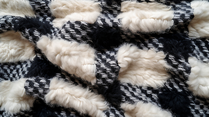 JPG 편집이미지 겨울 패턴 털 따뜻함 사람없음 검은색 포근함 질감 체크무늬 편집실사 AI포토 AI콘텐츠 계절 컬러 무늬 감각 CG 파일형식