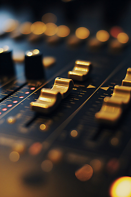 JPG 편집이미지 음악 음향기기 사람없음 소리 믹싱 이퀄라이저 사운드믹서 편집실사 AI포토 AI콘텐츠 문화예술 전자제품 CG 파일형식