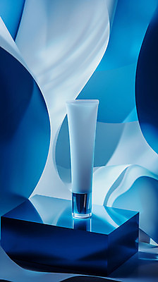 JPG 편집이미지 그림자 사람없음 파란색 빛 화장 사각형 고급 천 선크림 크림 스킨케어 단상 튜브용기 포디움 목업 카피스페이스 편집실사 AI컴퓨터그래픽 AI콘텐츠 도형 컬러 컨셉 뷰티 화장품 공백 무대 직물 용기_그릇 CG 파일형식