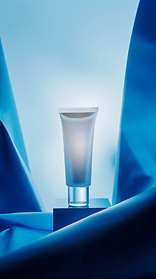 JPG 편집이미지 사람없음 파란색 빛 화장 고급 천 선크림 크림 스킨케어 튜브용기 포디움 목업 카피스페이스 편집실사 AI컴퓨터그래픽 AI콘텐츠 컬러 컨셉 뷰티 화장품 공백 무대 직물 용기_그릇 CG 파일형식