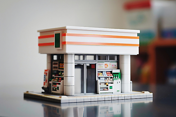 JPG 편집이미지 사람없음 건물 반사 3D 문 모형 주황색 미니어처 진열장 편의시설 편의점 편집3D AI포토 AI콘텐츠 건축물 컬러 상점 디지털합성 시설 파일형식