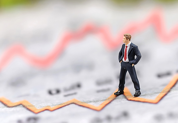 JPG 전신 편집이미지 응시 남자 비즈니스 통계 성공 그래프 한명 정장 성인 아웃포커스 경제 직장인 비즈니스맨 주식 사회이슈 분석 디지털합성 보고서 문서 투자 상승 인물미니어처 주가 주가상승 주식시장 성인남자한명만 편집실사 AI포토 AI콘텐츠 직업 1 시선 옷 컨셉 촬영기법 사람 금융 미니어처 CG 남자한명만 성인남자만 파일형식