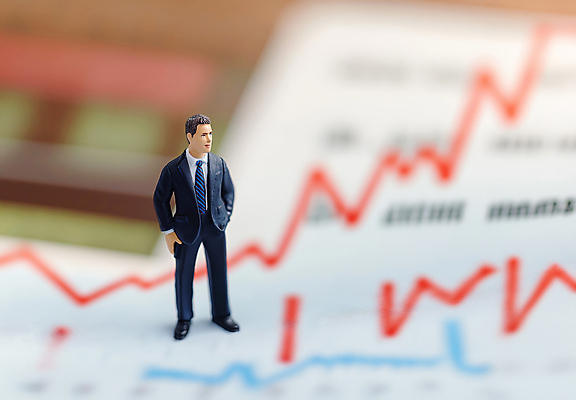 JPG 전신 편집이미지 남자 비즈니스 통계 성공 그래프 한명 정장 성인 아웃포커스 경제 직장인 비즈니스맨 주식 사회이슈 분석 디지털합성 보고서 문서 투자 상승 인물미니어처 주가 주가상승 주식시장 성인남자한명만 편집실사 AI포토 AI콘텐츠 직업 1 옷 컨셉 촬영기법 사람 금융 미니어처 CG 남자한명만 성인남자만 파일형식