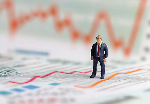 JPG 전신 편집이미지 남자 비즈니스 통계 성공 그래프 한명 정장 성인 경제 직장인 비즈니스맨 주식 사회이슈 분석 디지털합성 보고서 문서 투자 상승 인물미니어처 주가 주가상승 주식시장 성인남자한명만 편집실사 AI포토 AI콘텐츠 직업 1 옷 컨셉 사람 금융 미니어처 CG 남자한명만 성인남자만 파일형식