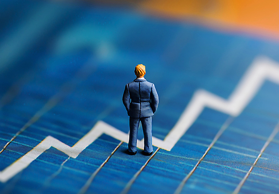 JPG 전신 편집이미지 남자 비즈니스 통계 그래프 한명 성인 금융 경제 파란색 비즈니스맨 목표 주식 하락 사회이슈 분석 디지털합성 투자 인물미니어처 주가 주가하락 주식시장 지표 성인남자한명만 편집실사 AI포토 AI콘텐츠 1 컬러 컨셉 사람 미니어처 직장인 CG 남자한명만 성인남자만 파일형식