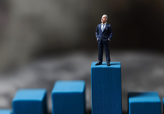 JPG 전신 편집이미지 남자 비즈니스 통계 그래프 한명 성인 금융 경제 파란색 비즈니스맨 주식 하락 사회이슈 분석 디지털합성 투자 인물미니어처 주가 주가하락 주식시장 지표 성인남자한명만 편집실사 AI포토 AI콘텐츠 1 컬러 컨셉 사람 미니어처 직장인 CG 남자한명만 성인남자만 파일형식