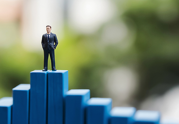 JPG 전신 편집이미지 남자 비즈니스 통계 그래프 한명 성인 아웃포커스 금융 경제 파란색 비즈니스맨 시장 주식 하락 사회이슈 분석 디지털합성 투자 인물미니어처 주가 주가하락 주식시장 지표 성인남자한명만 편집실사 AI포토 AI콘텐츠 1 컬러 컨셉 촬영기법 사람 미니어처 직장인 CG 남자한명만 성인남자만 파일형식