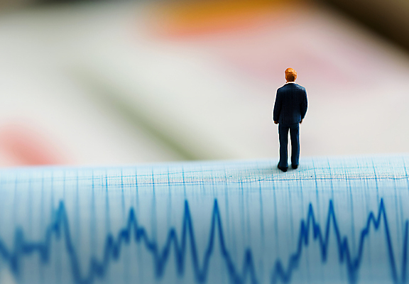 JPG 전신 편집이미지 남자 비즈니스 통계 그래프 한명 성인 아웃포커스 금융 경제 파란색 비즈니스맨 주식 하락 사회이슈 분석 디지털합성 투자 인물미니어처 주가 주가하락 주식시장 지표 성인남자한명만 편집실사 AI포토 AI콘텐츠 1 컬러 컨셉 촬영기법 사람 미니어처 직장인 CG 남자한명만 성인남자만 파일형식