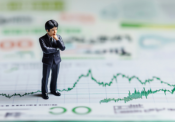 JPG 전신 편집이미지 남자 인형 생각 비즈니스 통계 그래프 한명 정장 손짓 성인 금융 경제 비즈니스맨 엔 결과 주식 사회이슈 분석 디지털합성 고민 문서 상승 인물미니어처 수익 가치상승 성인남자한명만 편집실사 AI포토 AI콘텐츠 1 옷 감정 컨셉 돈 모션 사람 미니어처 직장인 CG 남자한명만 성인남자만 파일형식