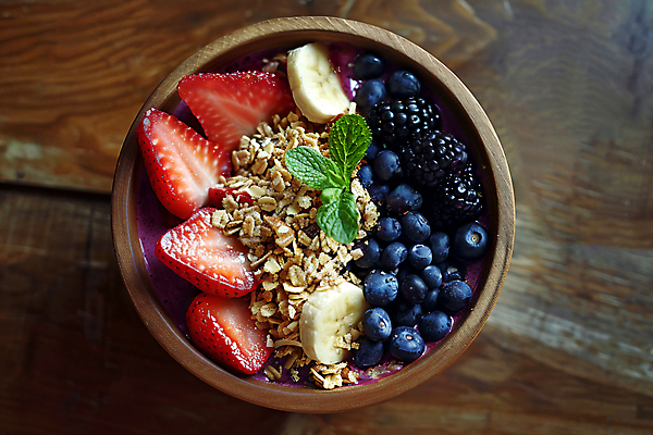 JPG 편집이미지 그릇 딸기 바나나 사람없음 달콤 아침식사 허브 디지털합성 블루베리 하와이 베리 그래놀라 아사이베리 아사이볼 편집실사 AI포토 AI콘텐츠 식물 식기 열매 음식 과일 식사 미국 맛 CG 파일형식