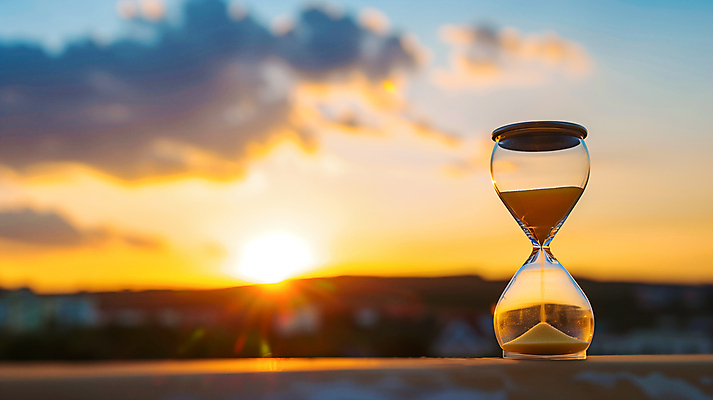 JPG 편집이미지 사람없음 햇빛 태양 일몰 모래시계 오브젝트 편집실사 AI포토 AI콘텐츠 자연요소 모래 시계 노을 CG 파일형식