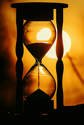 JPG 편집이미지 그림자 사람없음 태양 주황색 모래시계 오브젝트 편집실사 AI포토 AI콘텐츠 자연요소 모래 시계 컬러 CG 파일형식