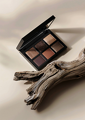 JPG 편집이미지 사람없음 목재 반짝임 뷰티 화장용품 화려 아이섀도 베이지색 편집실사 AI포토 AI콘텐츠 나무 컬러 컨셉 재료 모션 화장품 미용용품 CG 파일형식