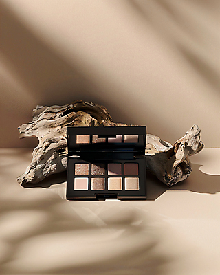 JPG 편집이미지 그림자 사람없음 목재 뷰티 화장용품 화려 아이섀도 베이지색 2025년 트렌드컬러 편집실사 모카무스 AI포토 AI콘텐츠 나무 컬러 컨셉 재료 화장품 미용용품 연도 CG 파일형식