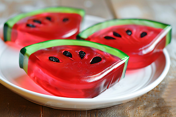 JPG 편집이미지 접시 디저트 수박 사람없음 달콤 디지털합성 젤리 콜라겐 편집실사 AI포토 AI콘텐츠 식기 음식 과일 맛 CG 단백질 파일형식