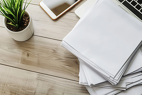 JPG 편집이미지 화분 종이 화초 사람없음 노트북 스마트폰 흰색 책상 오브젝트 디자인소스 종이더미 목업 카피스페이스 편집실사 AI포토 AI콘텐츠 식물 컬러 가구 전자제품 핸드폰 스마트기기 공백 CG 파일형식 더미 편집소스